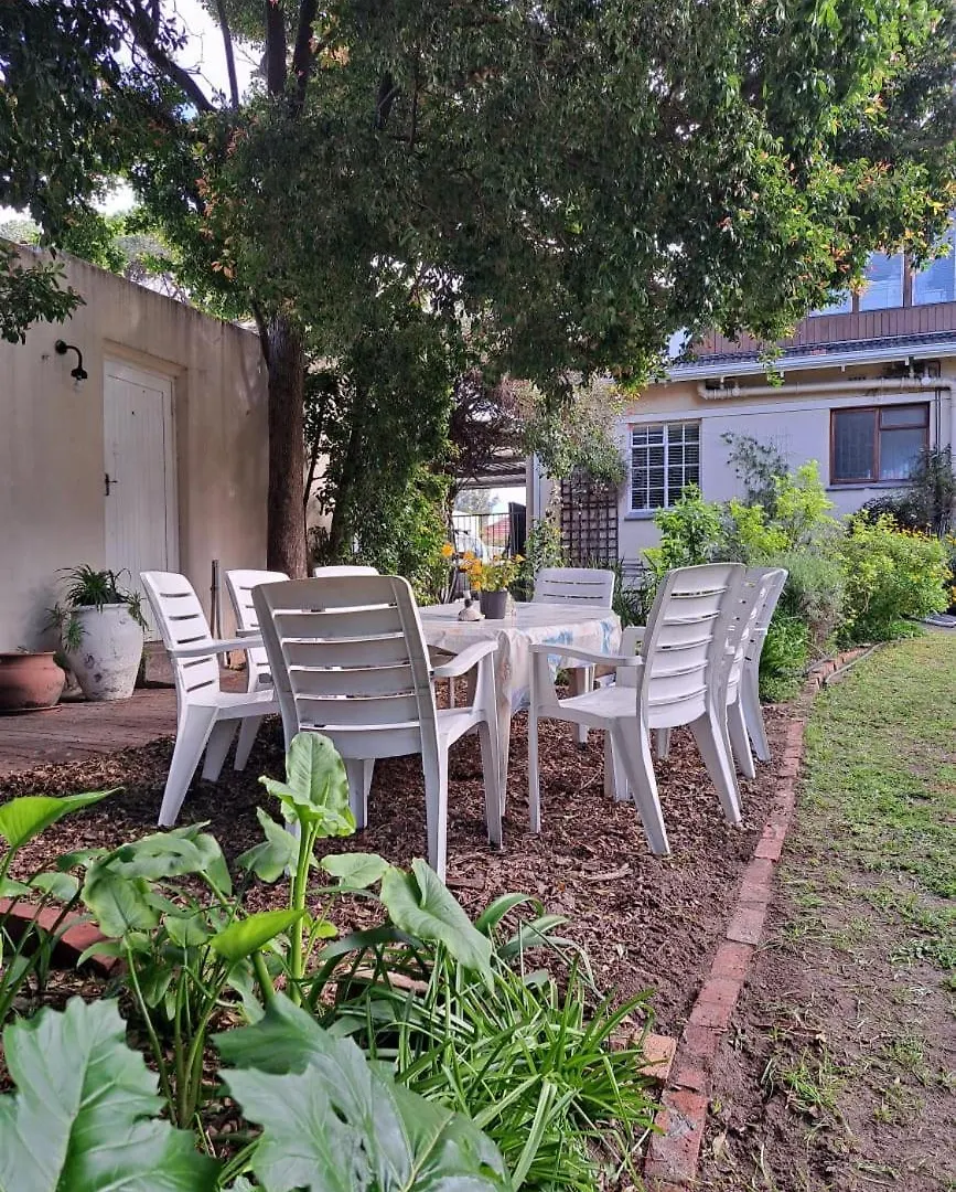 Apartment Home On Uitvlugt - Peaceful Leafy Garden Flat With Sunny Lounge Cape Town